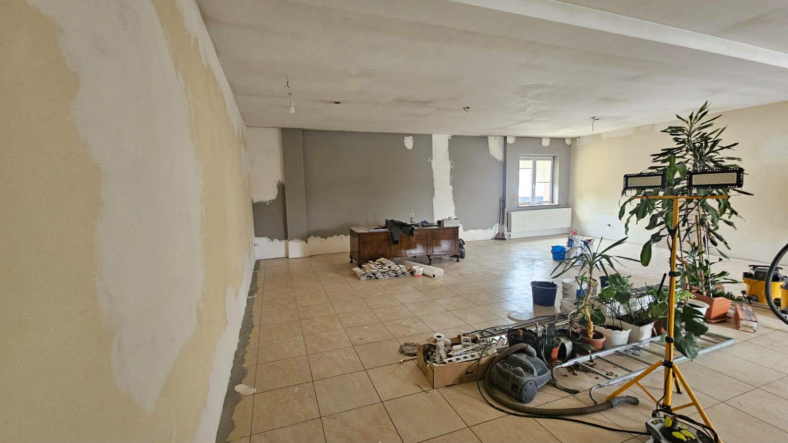 Zdjęcie przedstawia remont pomieszczenia